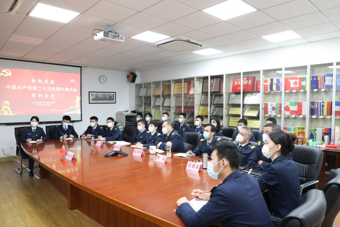 商船学院班子成员、教师、学生代表线下集中收看收听中国共产党第二十次全国代表大会开幕会直播