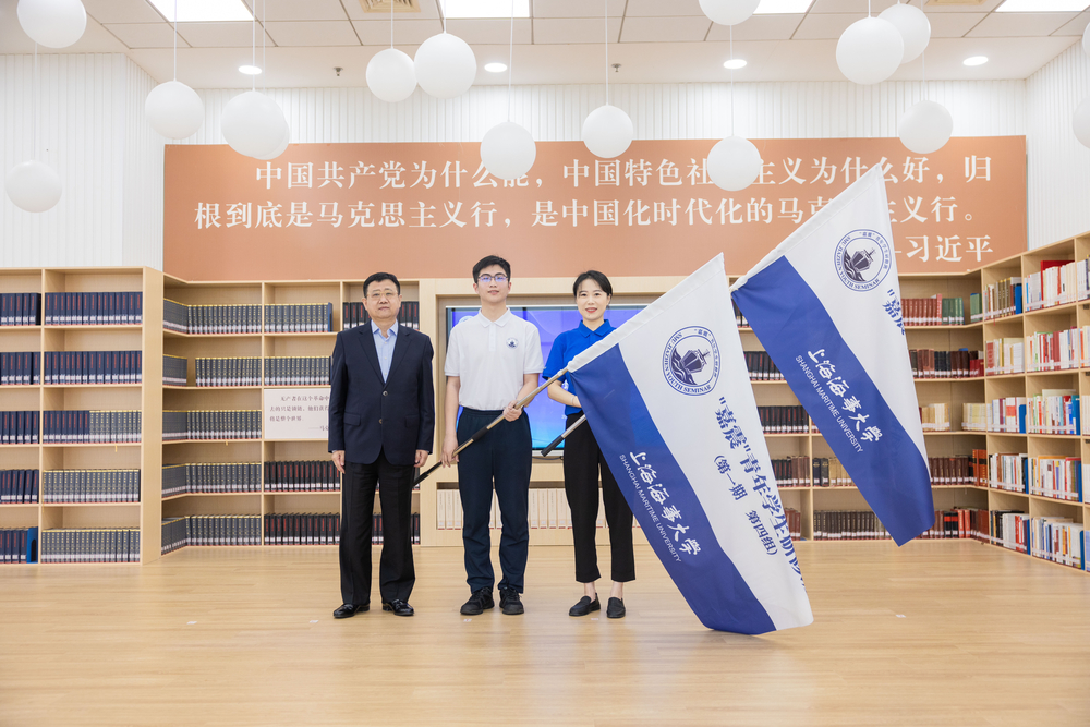 校党委书记宋宝儒为班级代表授旗