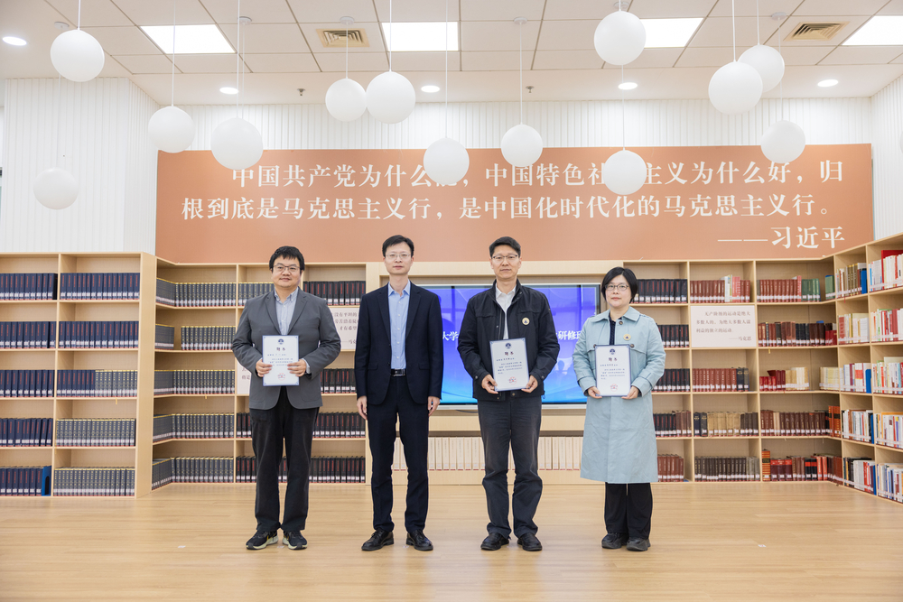 颁发“科技创新导师”聘书