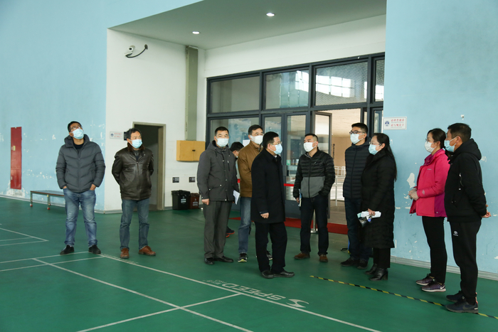 校领导检查体育馆准备情况
