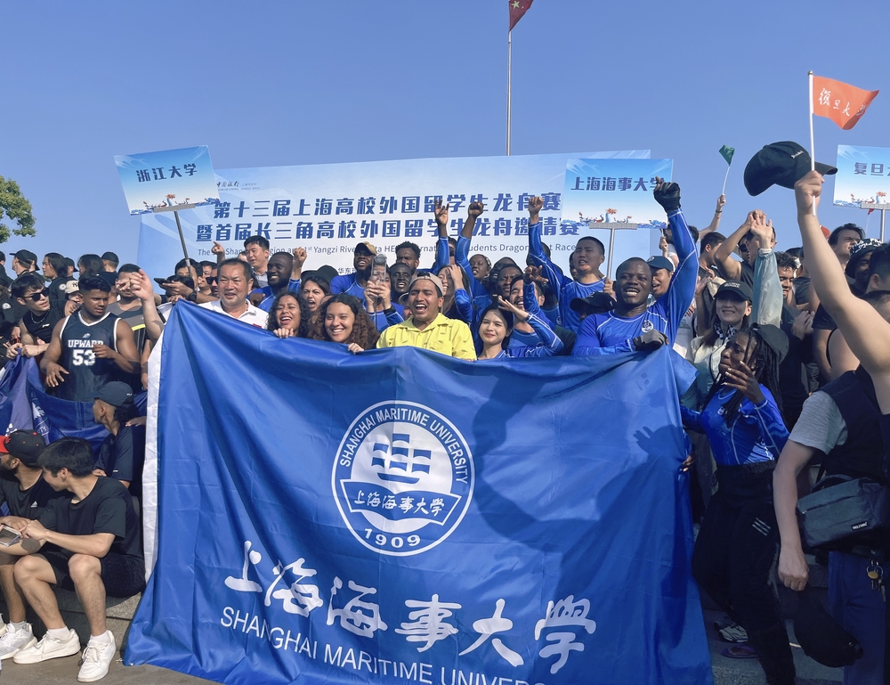 领队、教练和全体队员获奖后与国际教育学院啦啦队师生共同庆祝