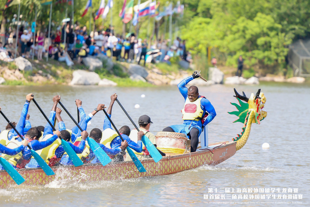 队员们齐心协力，逆风向前