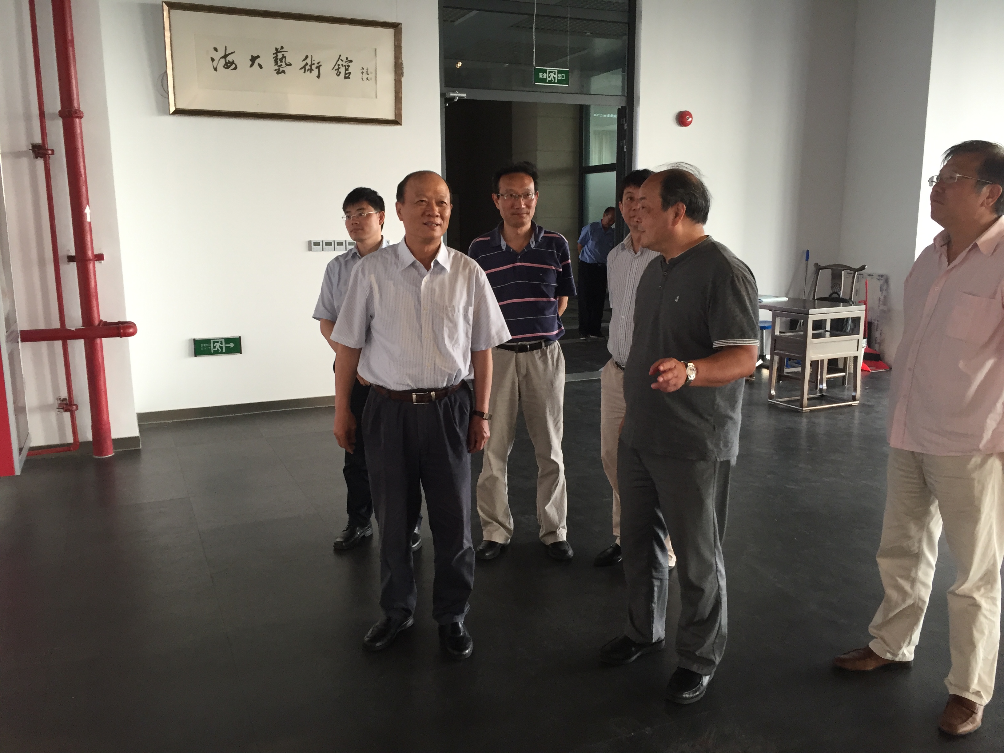 徐祖远副部长参观书画展