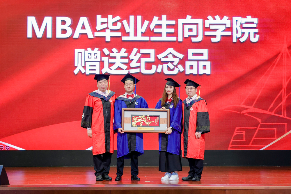 20230517083151009400.jpg 学员向学院赠送纪念品