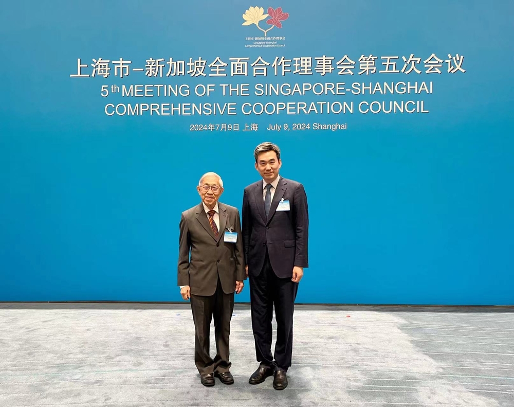 初北平校长与赵锡燊主席在会议期间交流