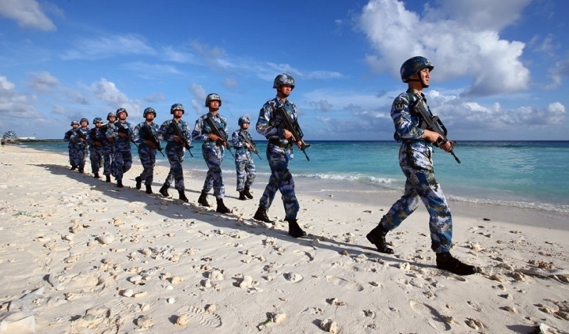 守卫在南沙群岛永暑礁上的海军官兵在沙滩上巡逻,新华社记者 查春明 摄 守卫在南沙群岛永暑礁上的海军官兵在沙滩上巡逻,新华社记者 查春明 摄