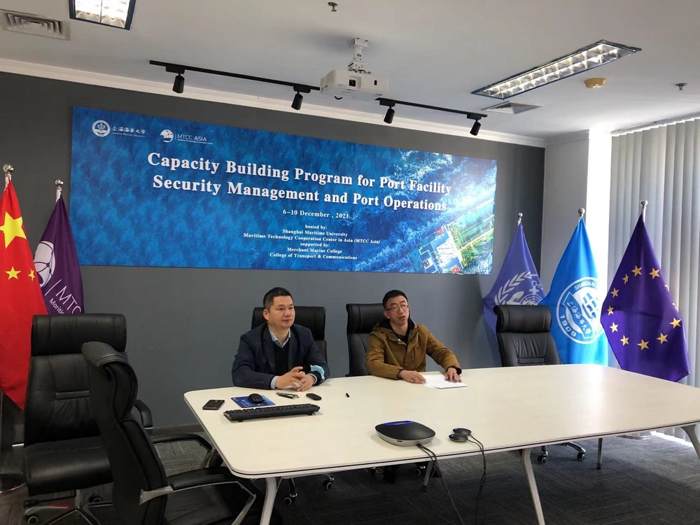 施欣副校长致欢迎辞