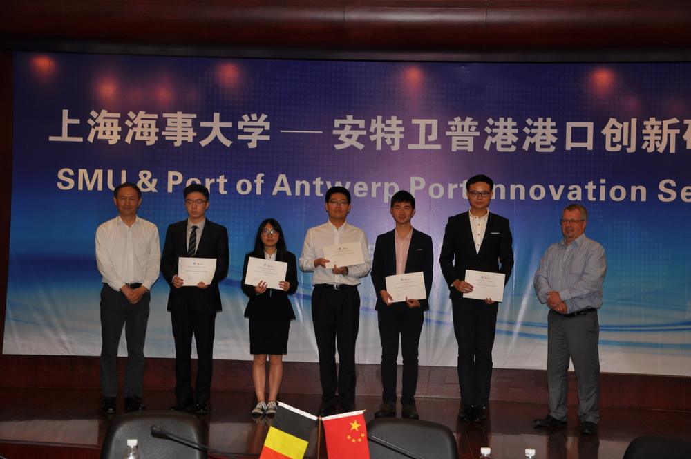 金永兴书记、朱伯彦总代表为港口创新研讨会优秀论文作者颁奖