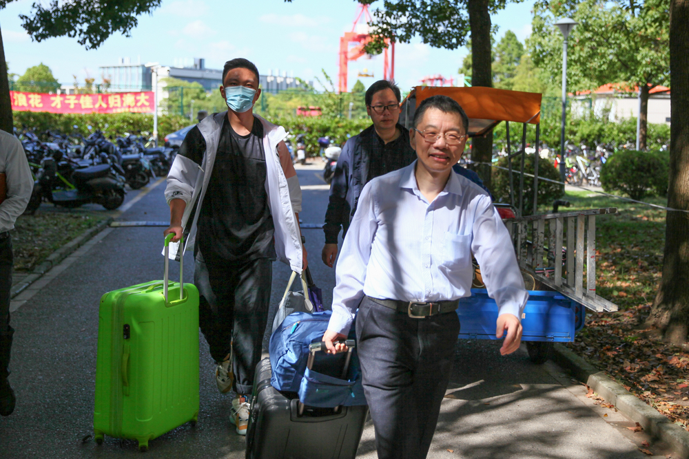 陆靖校长帮助新生运送行李