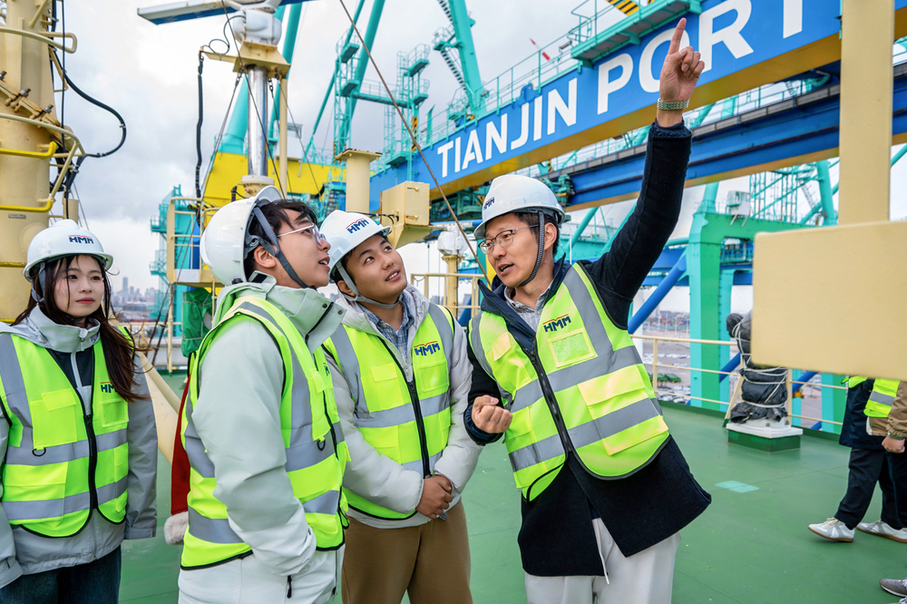 20241126015953549500.jpg 图为研究生院副院长吴华锋教授为航运科考团队成员张生辉、张新跃等讲解海洋通信及导航技术