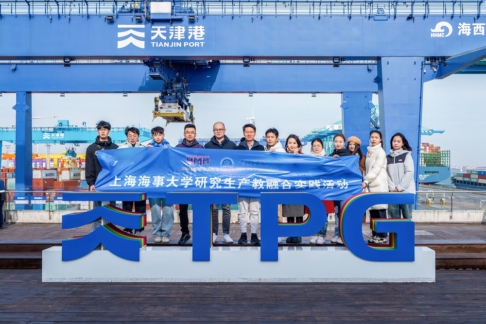 20241126015953276800.jpg 图为航运科考团队成员在天津港自动化码头合影