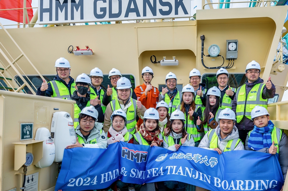 20241126015952041700.jpeg 图为航运科考团队成员在“HMM GDANSK”号上合影
