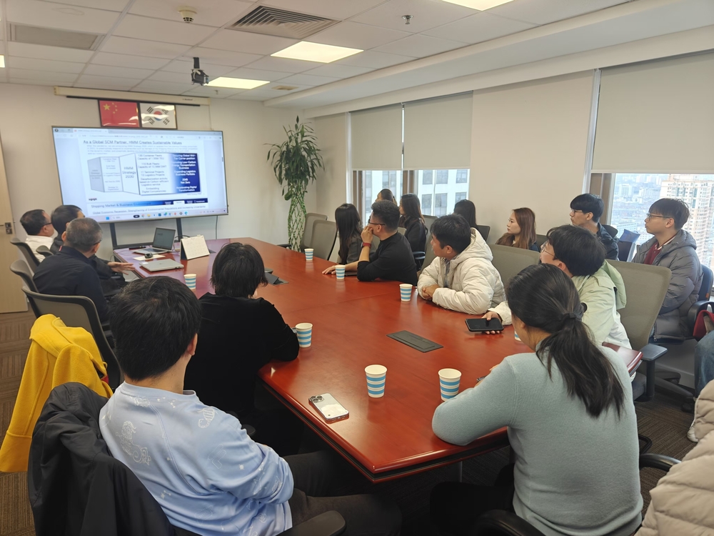 20241126015953892800.jpg 图为航运科考团队成员在韩新海运(上海)有限公司天津分公司座谈交流