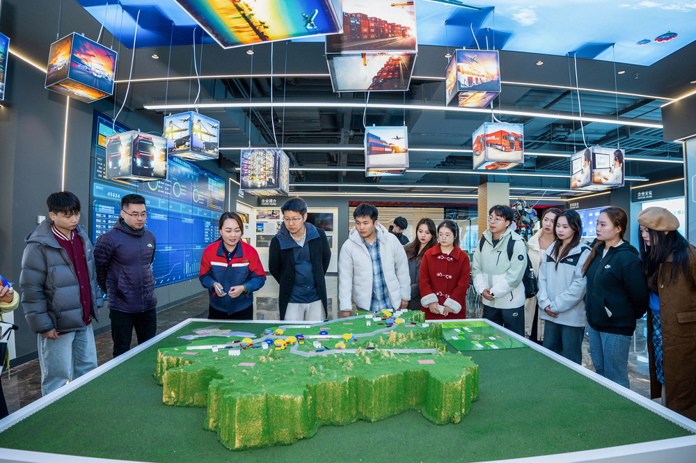 20241126015953710500.jpg 图为天津克运国际物流集团有限公司工作人员为同学们介绍公司多式联运的发展