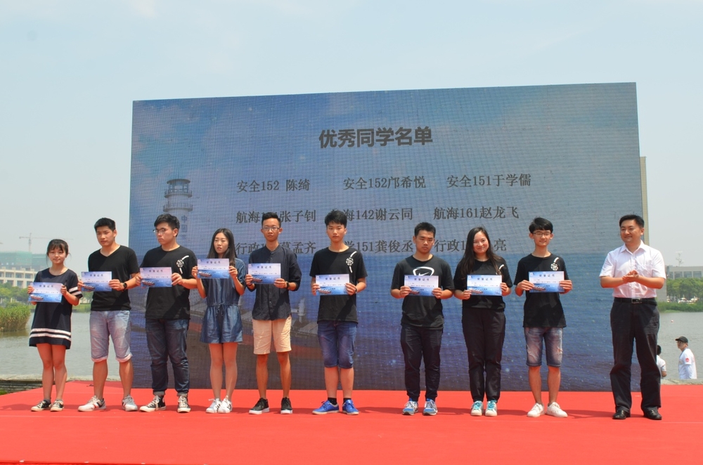 为获奖学生颁奖