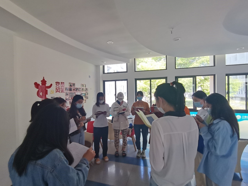 外国语学院党委研究生第一党支部在学生社区开展学习习近平总书记重要讲话精神活动