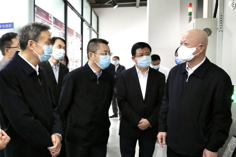 20221108033237072000.jpg 何建中、徐祖远在参观 时指导交流