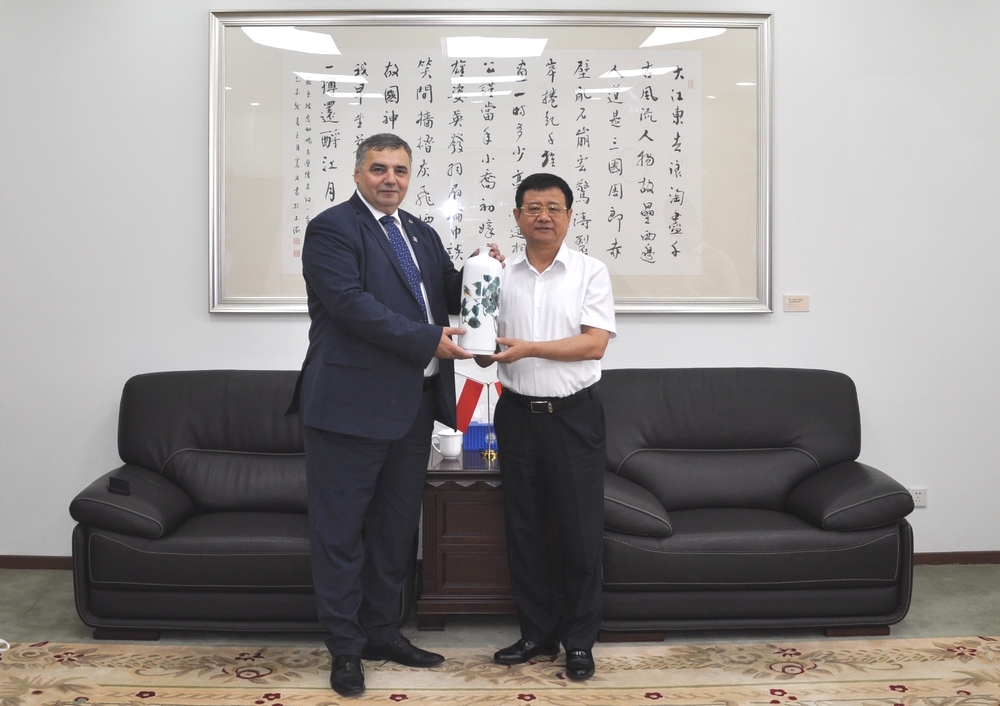 20240712121149898700.jpg 宋宝儒书记会见亚当•温特里特校长