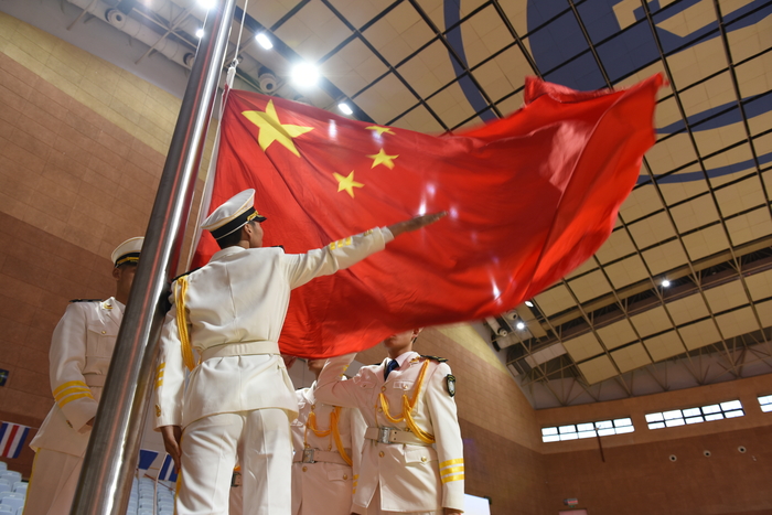 举行升国旗、奏唱国歌仪式