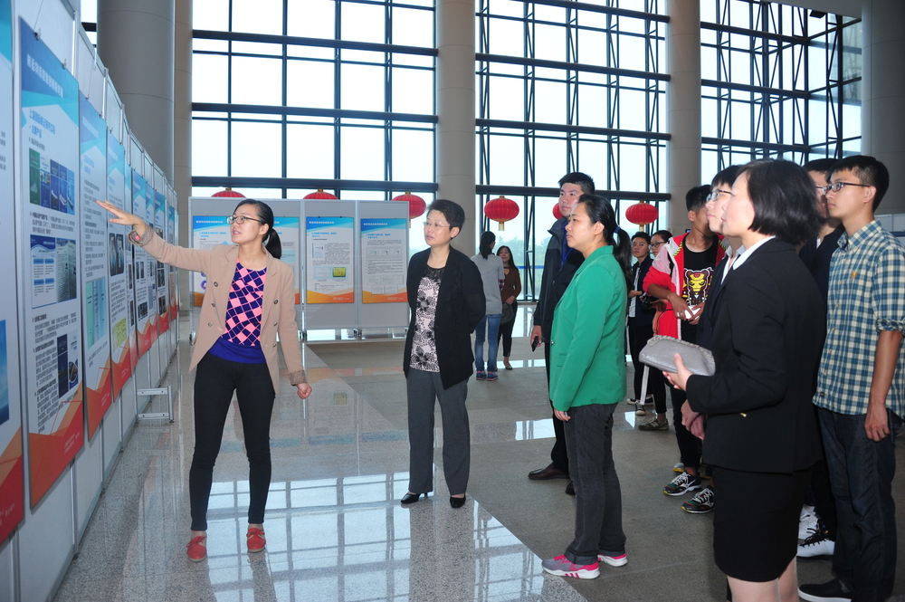 参观“航运物流信息创新服务展”