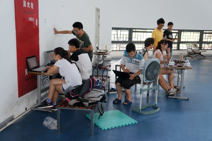 队员们日夜调试