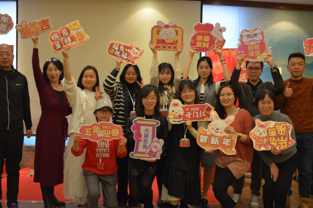 20230208141342728800.jpg 多语言服务中心工作人员合影