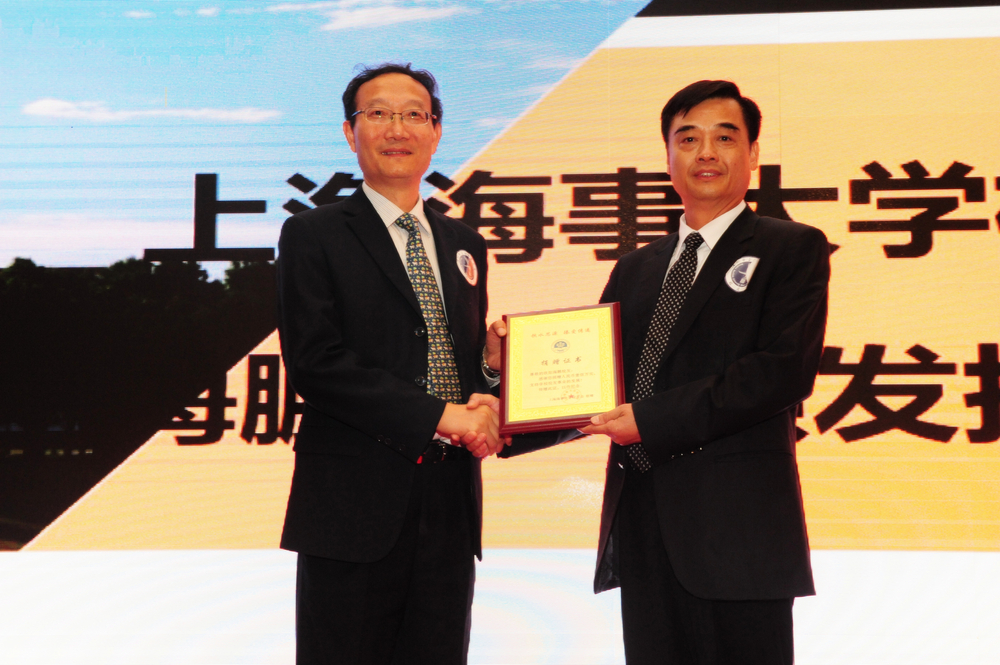 黄有方校长向欧阳海鹏校友颁发捐赠证书