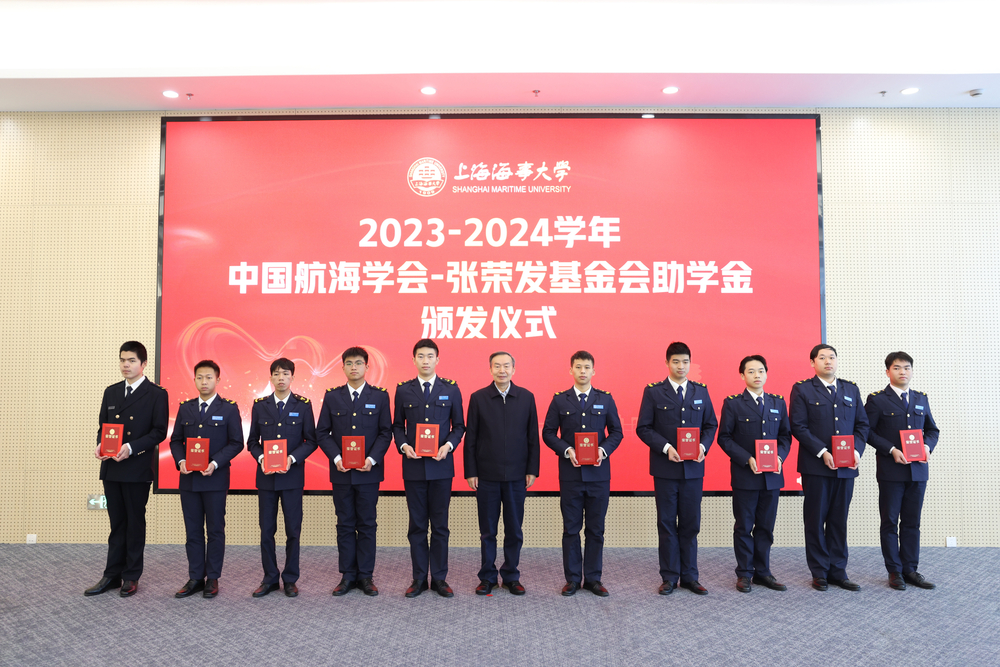 何建中理事长向受助学生颁发证书