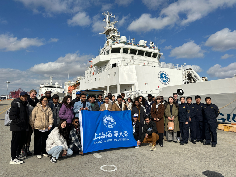 留学生参观“海巡01号”