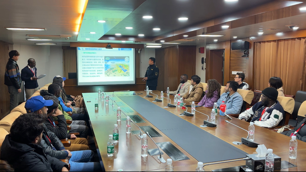 “海巡01号”张鹏船长为留学生做“搜寻救助与应急处置”的报告