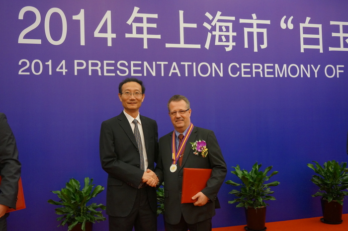 黄有方校长与朱伯彦先生合影