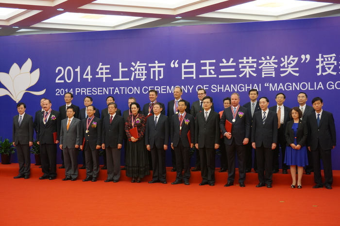 杨雄市长、获奖者以及各推荐单位领导合影