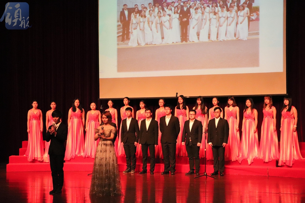 合唱团演唱校歌《破浪向前》