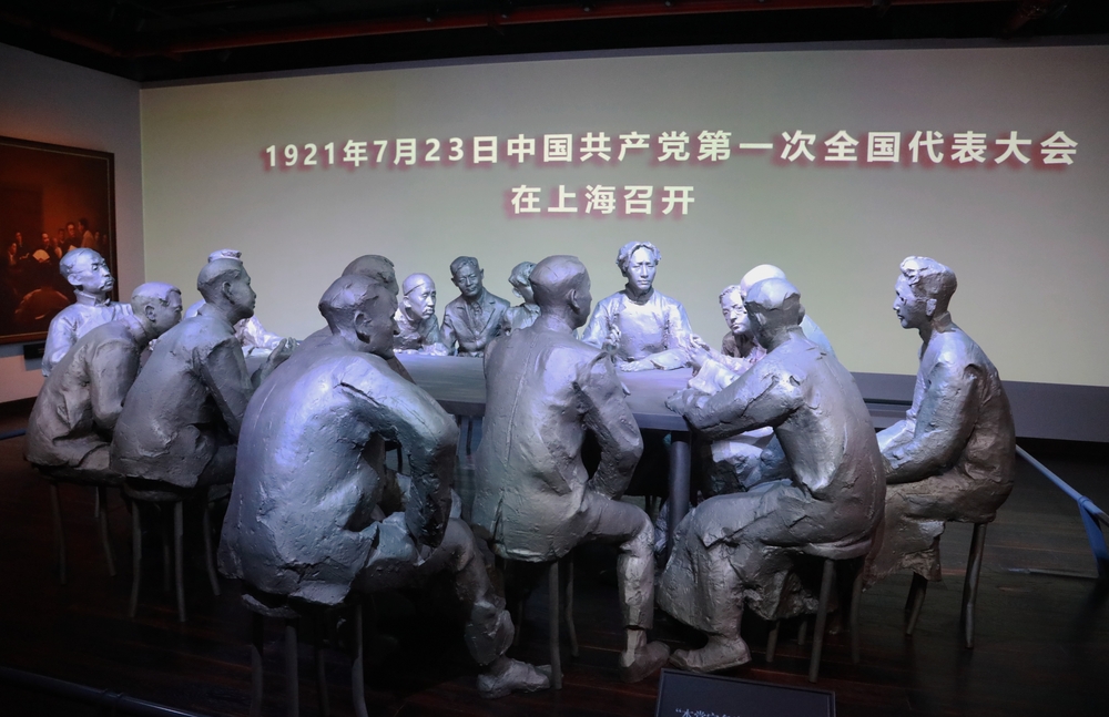 中共一大会议场景雕塑
