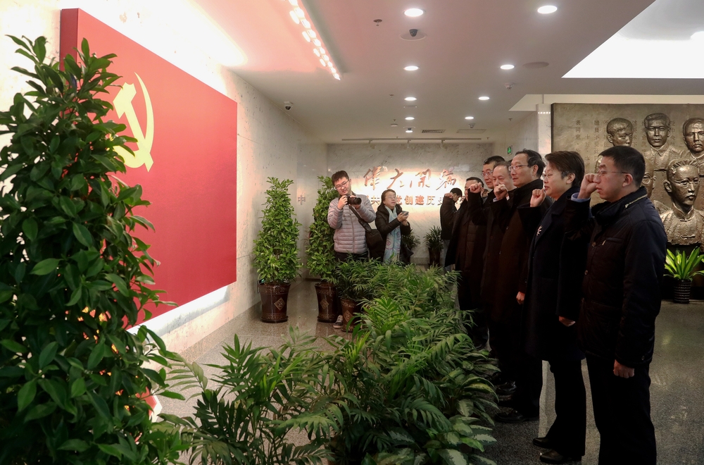 在党旗前重温入党誓词