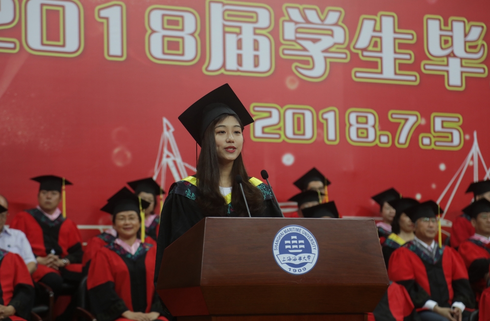 毕业生代表、信息工程学院信息管理与信息系统141班王叶同学发言