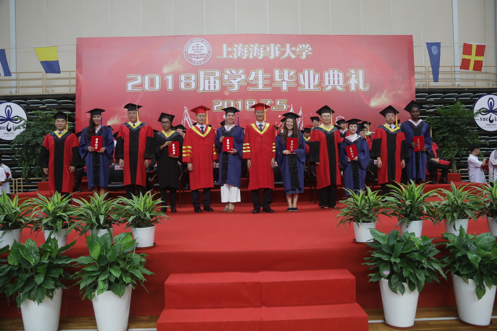 校领导为毕业生拨穗、颁发毕业证书