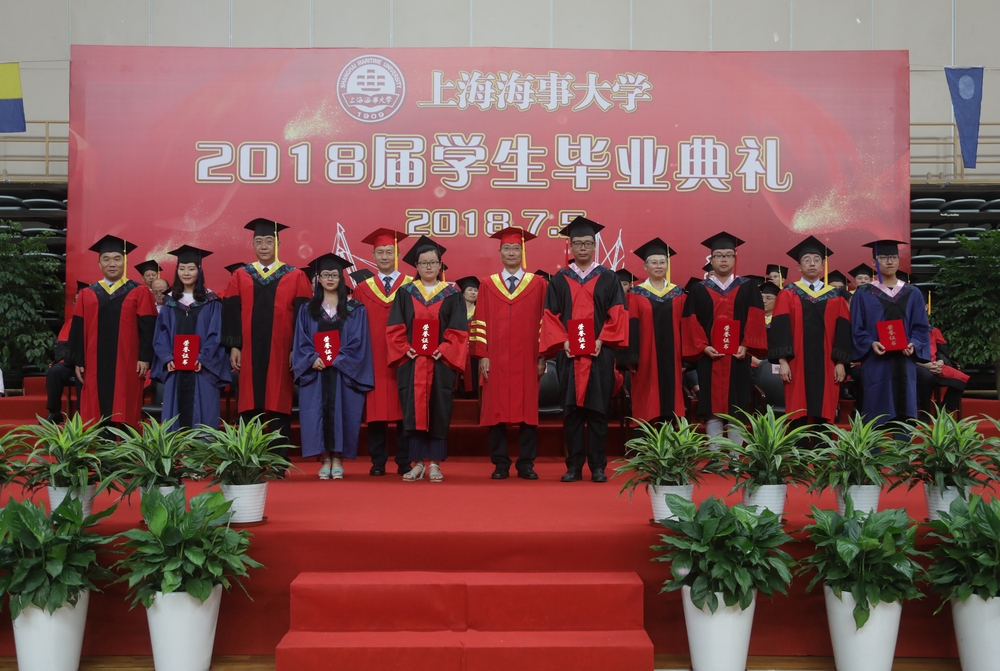 校领导为毕业生拨穗、颁发毕业证书