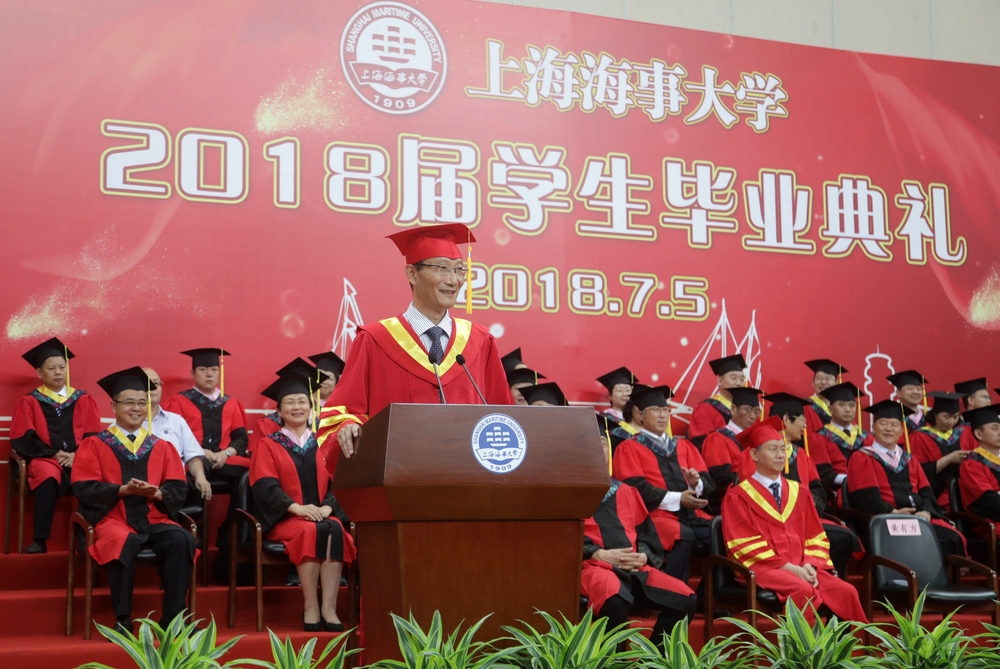 黄有方校长在毕业典礼上作演讲