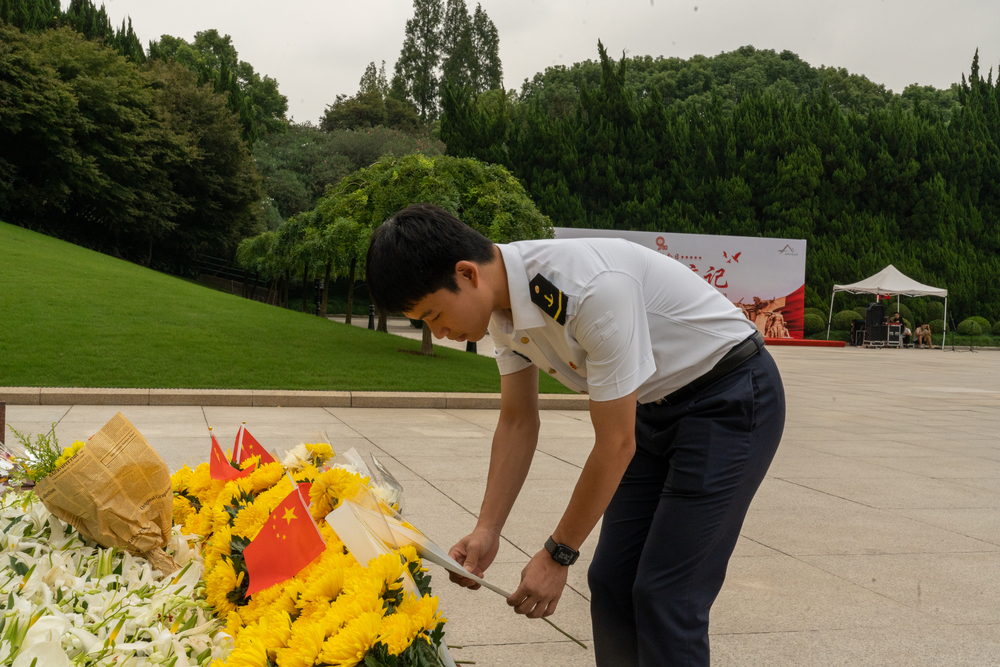 20230930143913254800.jpg 学生代表为烈士献花