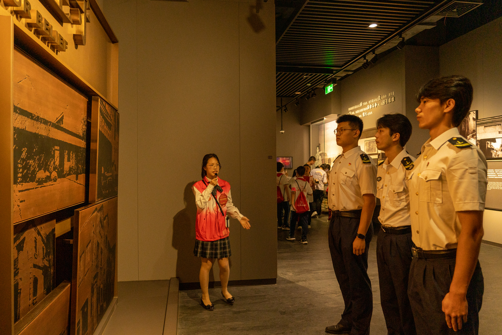 20230930143918042600.jpg 参观烈士专题展馆