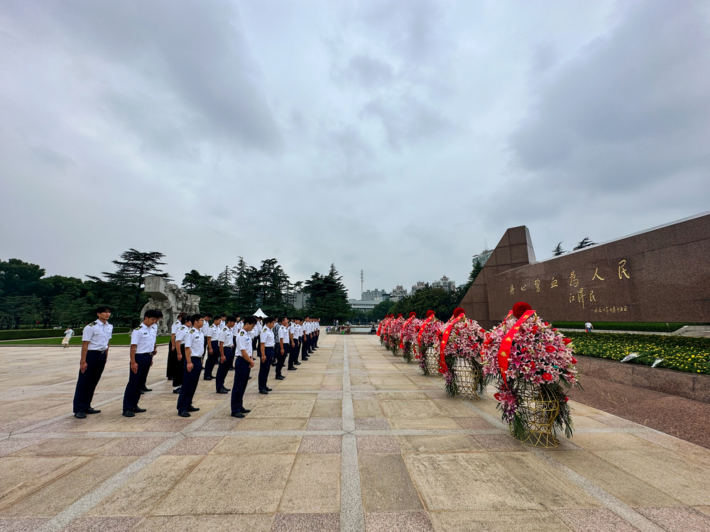 20230930143906399300.jpg 向烈士默哀