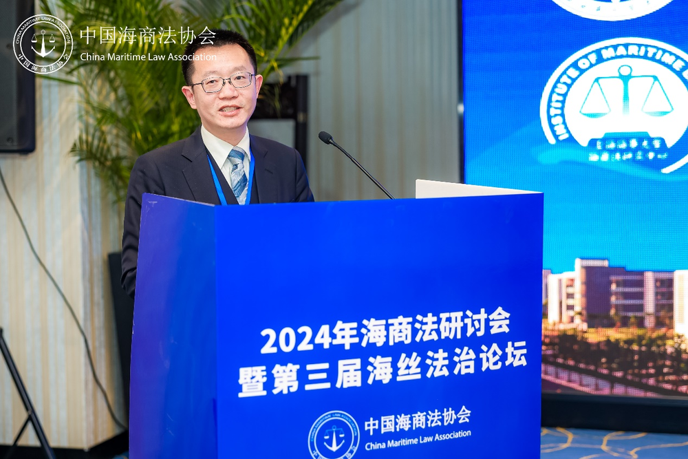 法学院郑睿副教授作报告