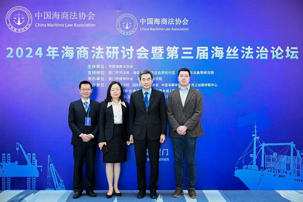 学校与会代表合影