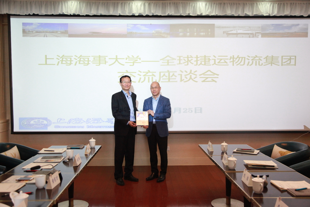 黄有方校长向刘洁董事长颁发铭牌和聘书