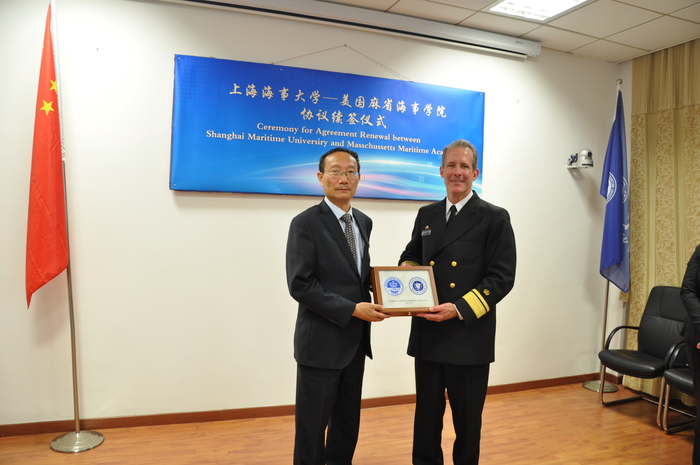 弗朗西斯•麦克唐纳校长赠送两校合作纪念框