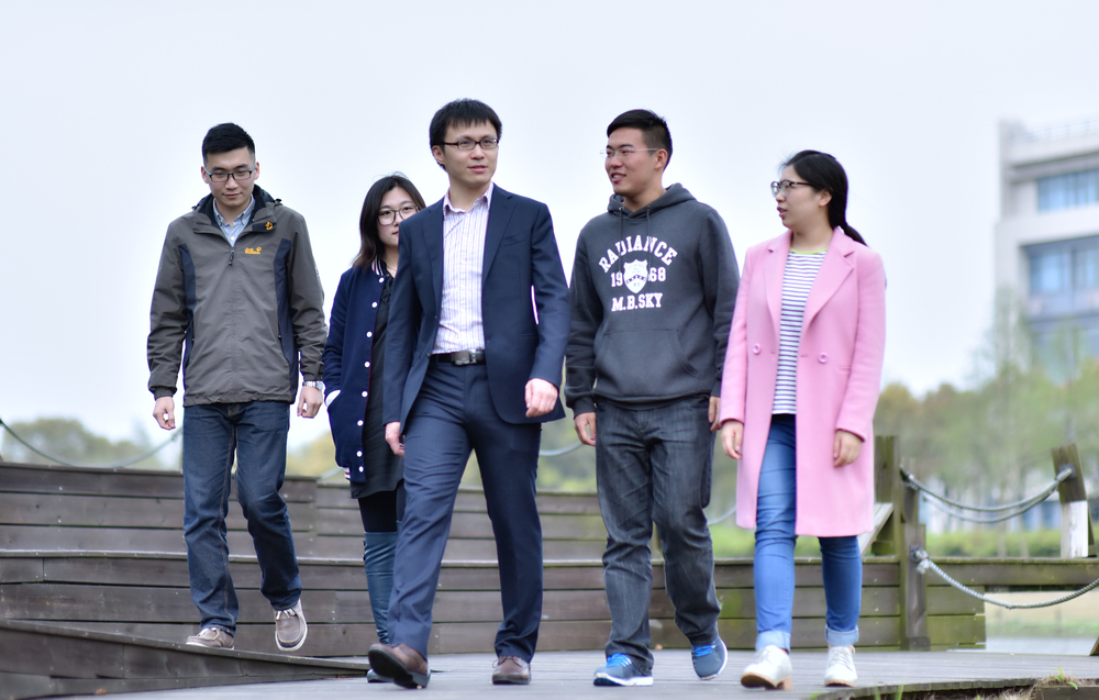 和学生们在一起