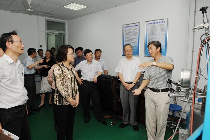 参观深海极端环境材料失效模拟实验室