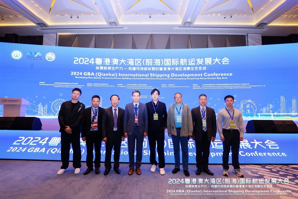 初北平校长与校友代表合影