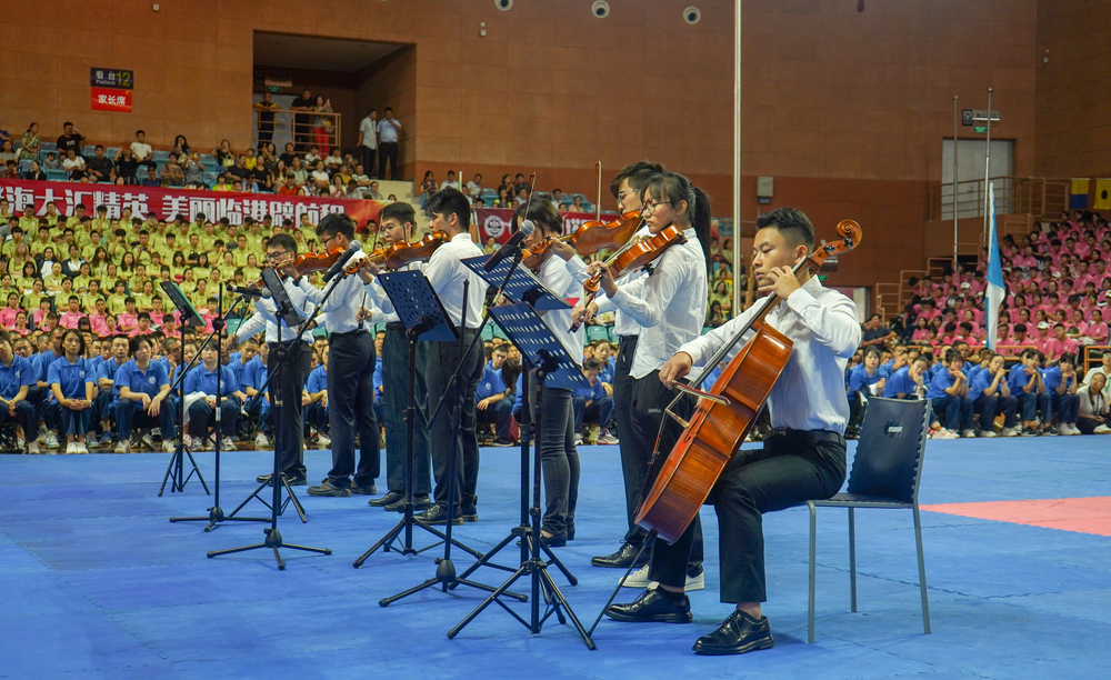 室内乐团表演《G大调弦乐小夜曲K525》